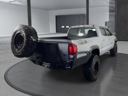 Used 2018 Toyota Tacoma TRD Off-Road w/ TRD Premium Off Road Package AWD/4WD image 3