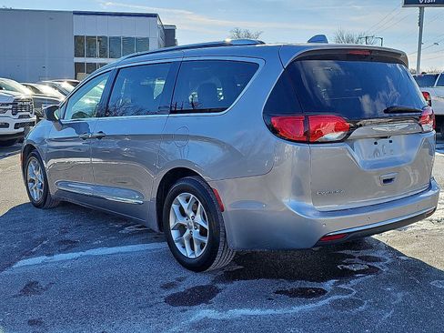 Used 2018 Chrysler Pacifica Touring-L w/ Tire & Wheel Group image 4