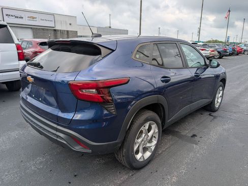 Used 2024 Chevrolet Trax LS w/ LS Convenience Package FWD image 8