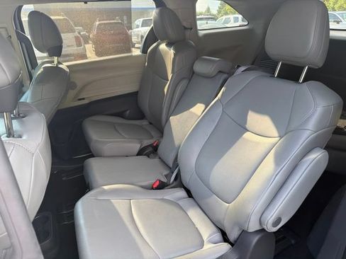 Used 2024 Toyota Sienna XLE FWD image 11