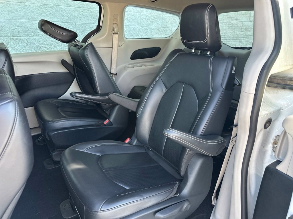 Used 2024 Chrysler Pacifica Limited FWD image 6