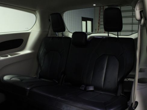 Used 2024 Chrysler Pacifica Touring-L FWD image 14