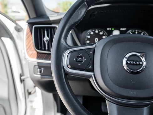 Used 2021 Volvo XC60 T5 Momentum AWD/4WD image 23