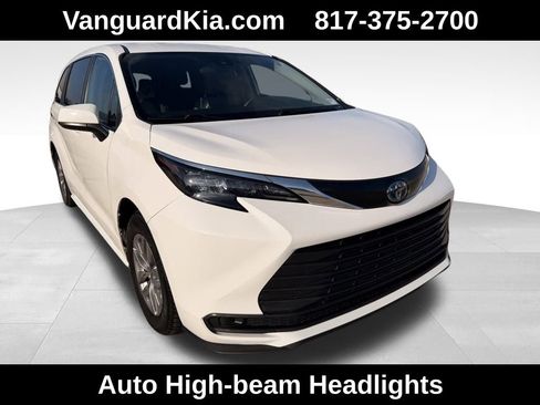 Used 2024 Toyota Sienna LE image 5