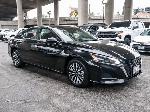 Used 2024 Nissan Altima 2.5 SV FWD image 3