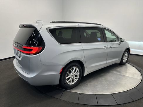 Used 2022 Chrysler Pacifica Touring-L FWD image 7