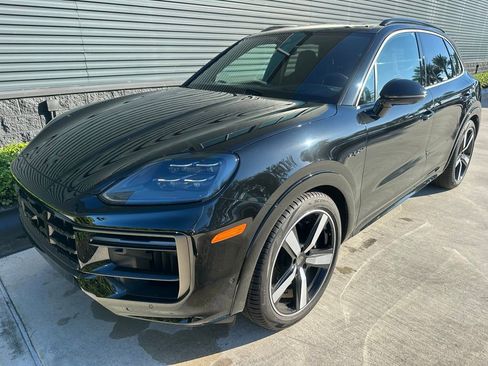 Used 2025 Porsche Cayenne Turbo AWD/4WD image 7