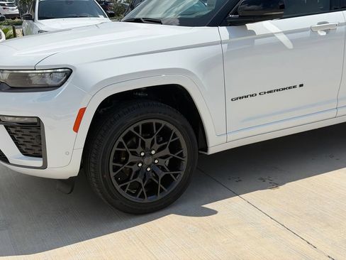 New 2026 Jeep Grand Cherokee Summit w/ Obsidian Package AWD/4WD image 9