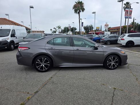Used 2019 Toyota Camry SE FWD image 4