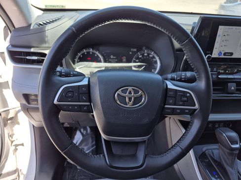 Used 2023 Toyota Highlander LE AWD/4WD image 9