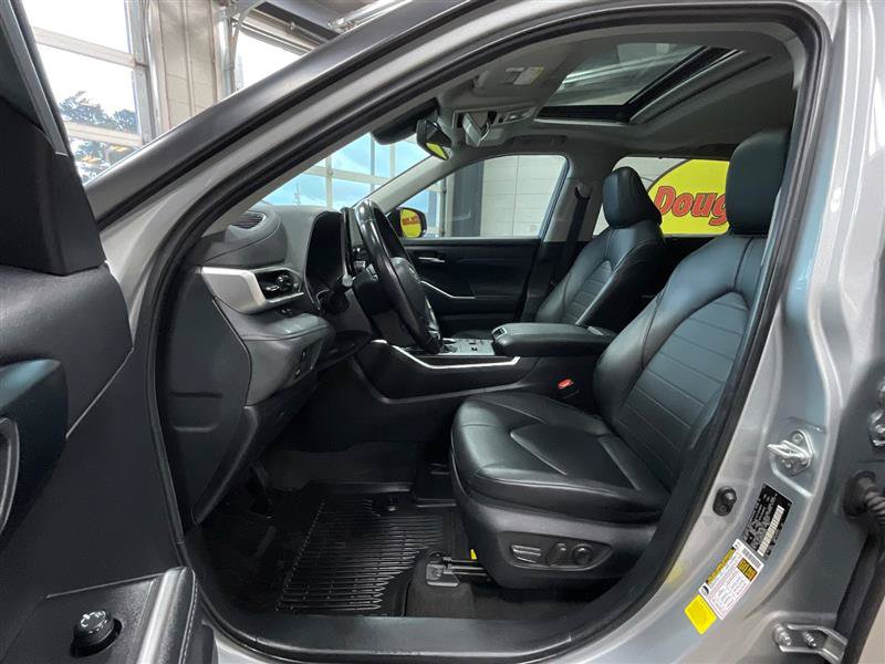 Used 2023 Toyota Highlander XLE FWD image 11