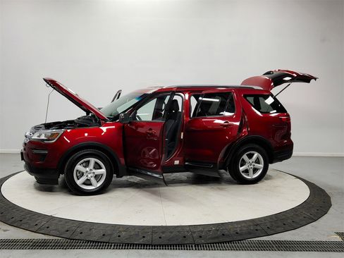Used 2018 Ford Explorer XLT image 12