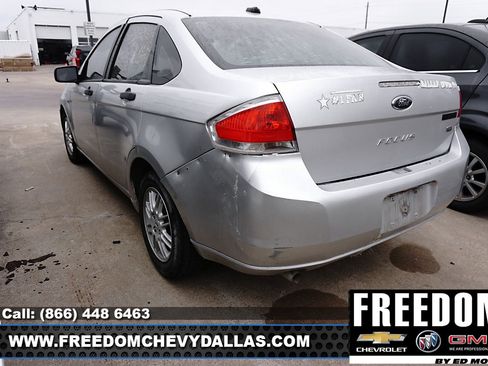 Used 2010 Ford Focus SE image 4