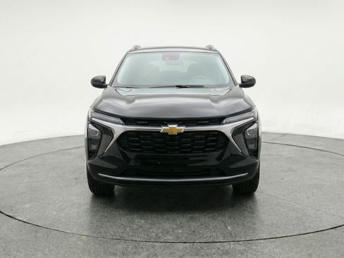 Used 2025 Chevrolet Trax LT FWD image 2