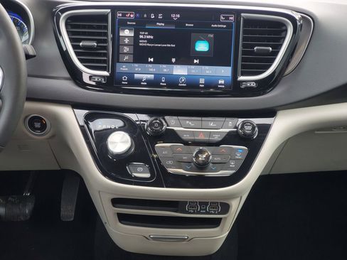 Used 2024 Chrysler Pacifica Touring-L image 33