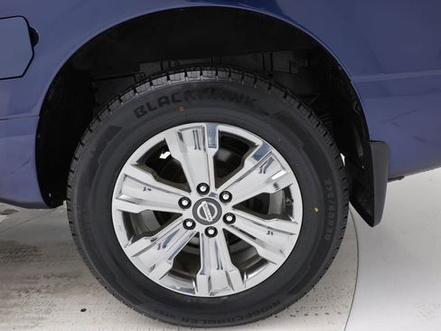 Used 2018 Nissan Titan SV w/ SV Convenience Package image 14