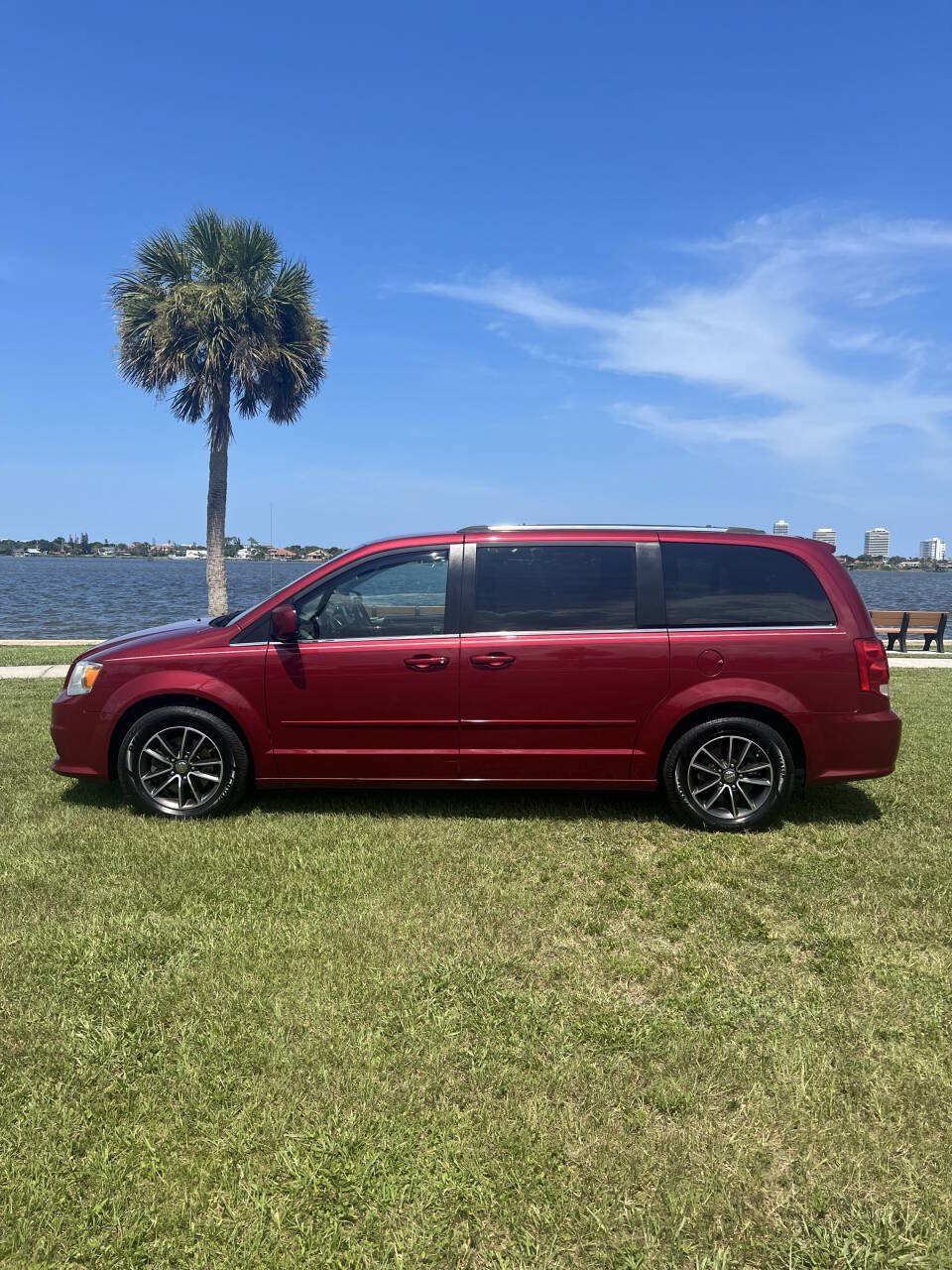 Used 2016 Dodge Grand Caravan SXT FWD image 2
