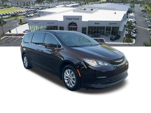 Certified 2017 Chrysler Pacifica Touring w/ Tire & Wheel Group FWD image 11
