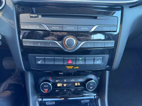 Used 2017 INFINITI QX30 image 3