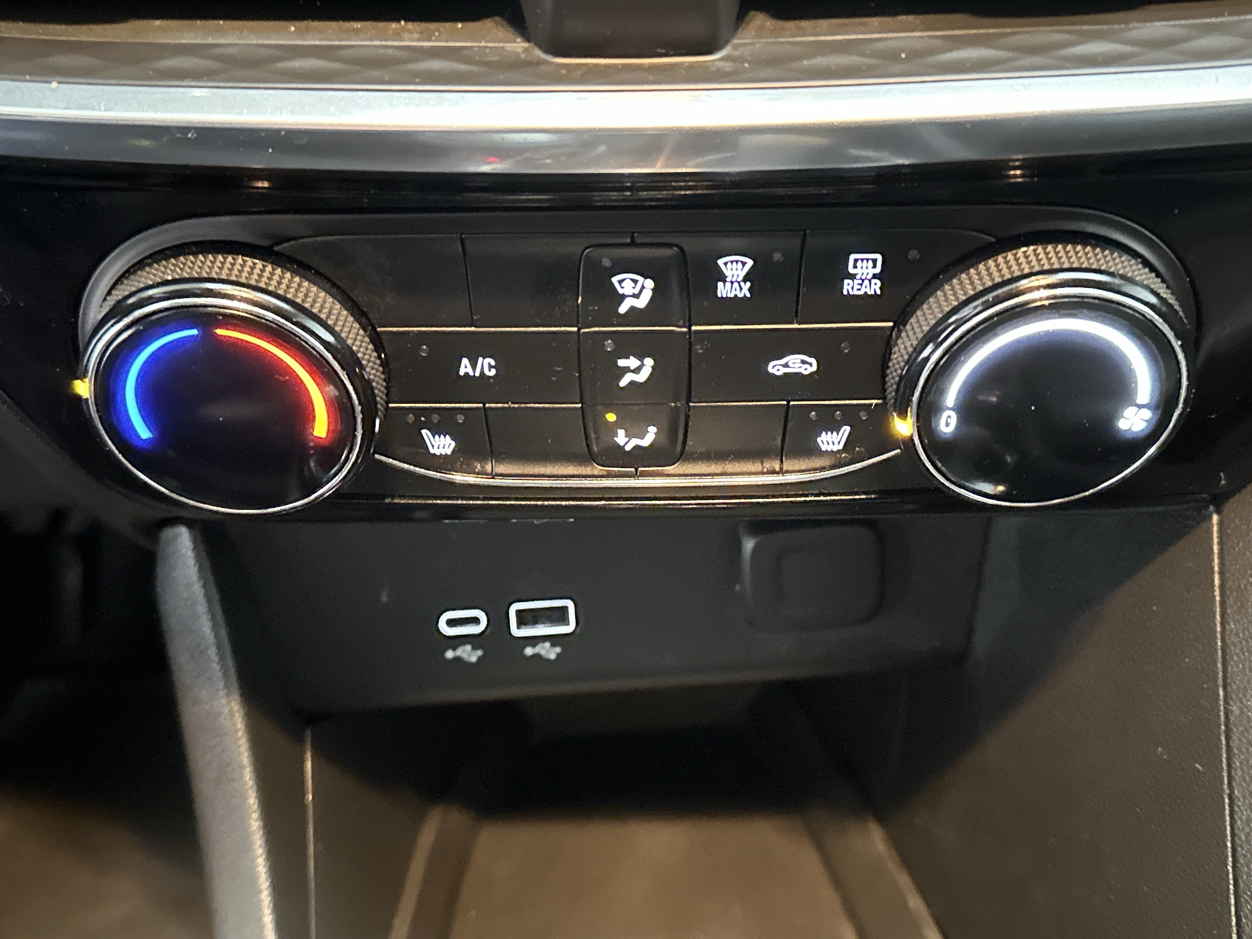 Used 2024 Buick Encore GX Sport Touring w/ Comfort Package FWD image 33