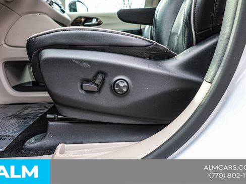 Used 2023 Chrysler Pacifica Limited image 21