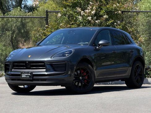 Certified 2024 Porsche Macan AWD/4WD image 1