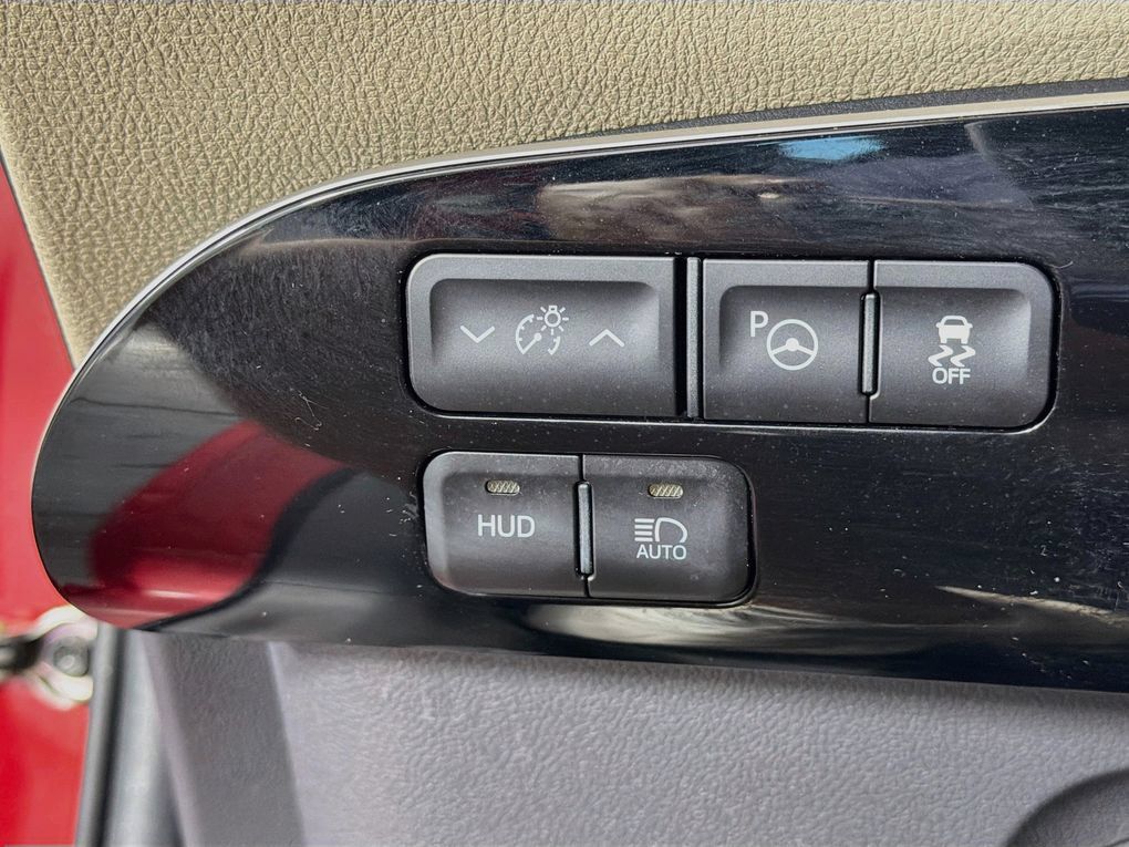 Used 2018 Toyota Prius Three w/ Advanced Technology Package FWD image 15