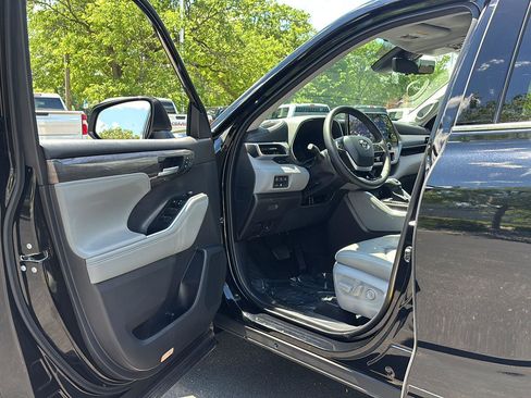 Used 2026 Toyota Highlander Platinum AWD/4WD image 2