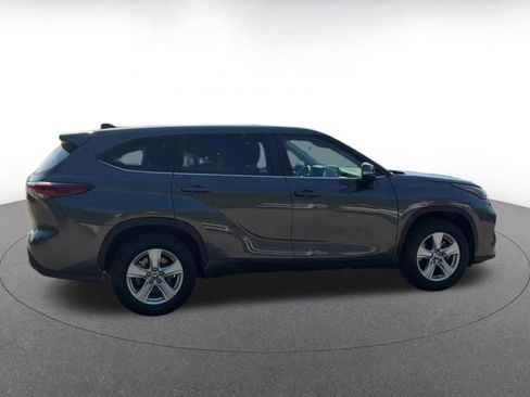 Used 2025 Toyota Highlander LE FWD image 15