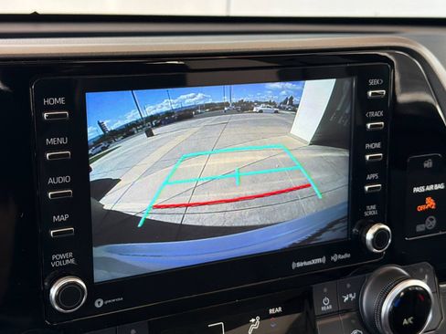 Used 2021 Toyota Highlander XLE AWD/4WD image 22