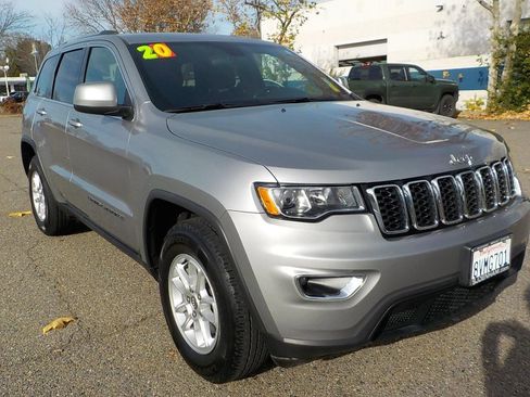 Used 2020 Jeep Grand Cherokee Laredo image 3
