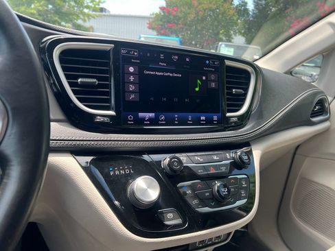Used 2021 Chrysler Pacifica Touring-L FWD image 32