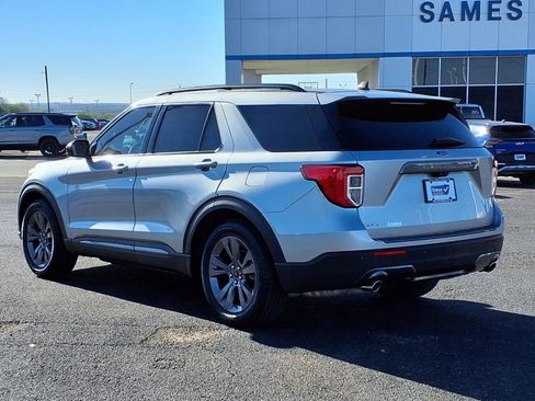 Used 2022 Ford Explorer XLT w/ Equipment Group 202A image 5