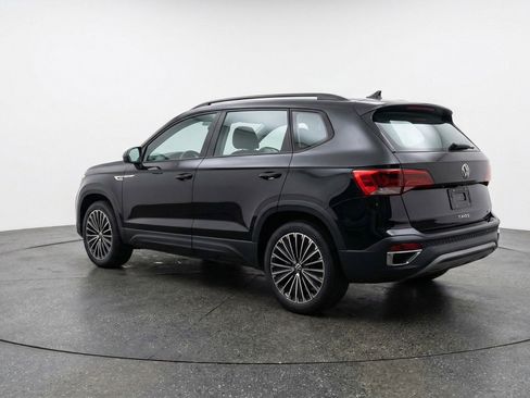 Used 2025 Volkswagen Taos SE image 6