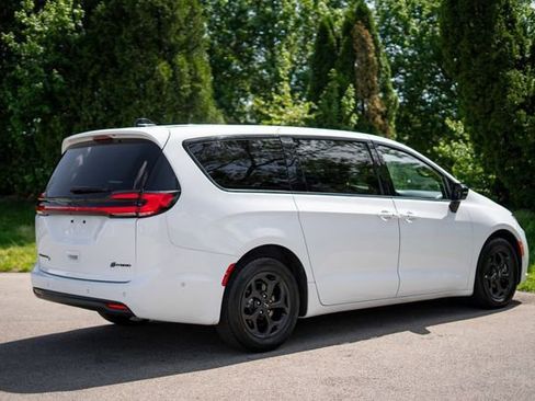 Used 2024 Chrysler Pacifica Limited FWD image 5