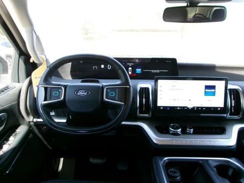 Used 2025 Ford Expedition Platinum AWD/4WD image 9