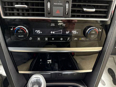 Used 2024 INFINITI QX80 Premium Select w/ All-Season Package image 37