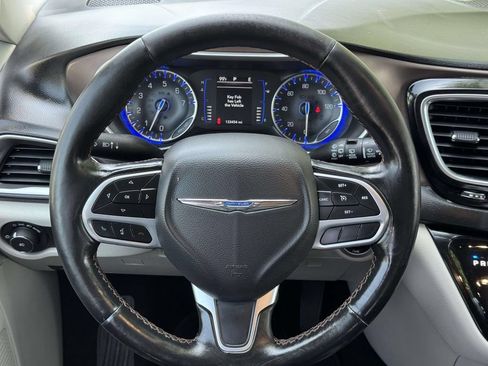 Used 2019 Chrysler Pacifica Touring-L FWD image 10