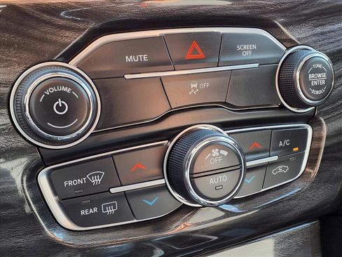 Used 2022 Chrysler 300 Touring image 16