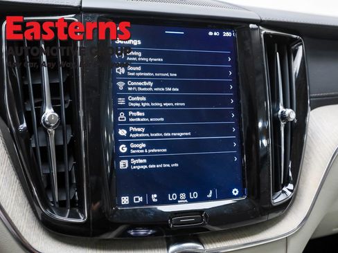 Used 2022 Volvo XC60 B6 Inscription image 18