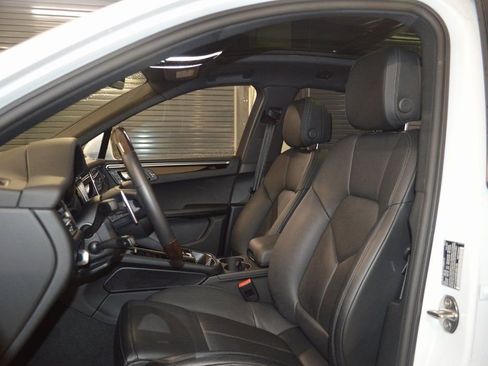 Certified 2025 Porsche Macan image 5