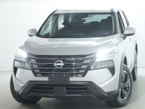 Certified 2025 Nissan Rogue SV image 3