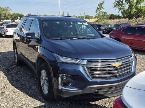 Used 2023 Chevrolet Traverse LT FWD image 2
