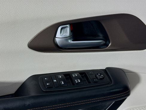 Used 2018 Chrysler Pacifica L image 24