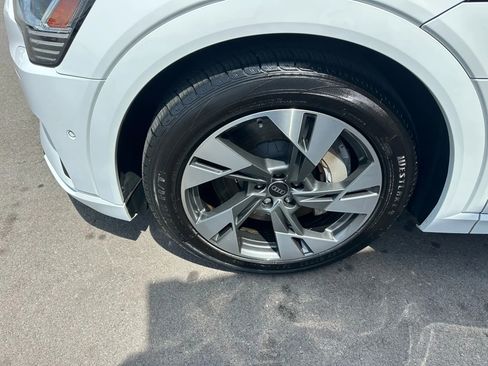 Used 2022 Audi e-tron Premium w/ Convenience Plus Package image 19