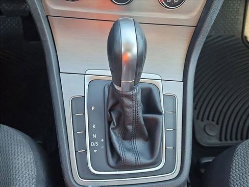 Used 2016 Volkswagen Golf S image 12