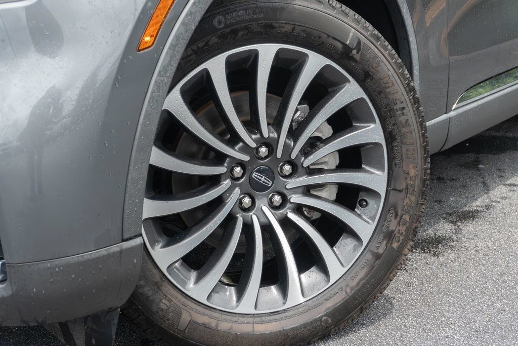 Used 2023 Lincoln Aviator Reserve RWD image 2