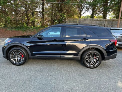 Used 2025 Ford Explorer ST-Line w/ ST-Line Street Pack AWD/4WD image 7