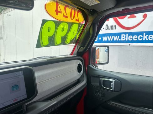 Used 2024 Jeep Wrangler Sahara image 40