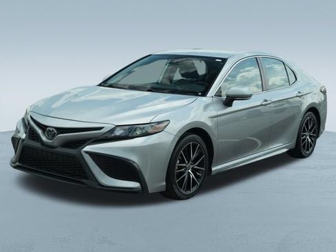 Used 2023 Toyota Camry SE FWD image 3